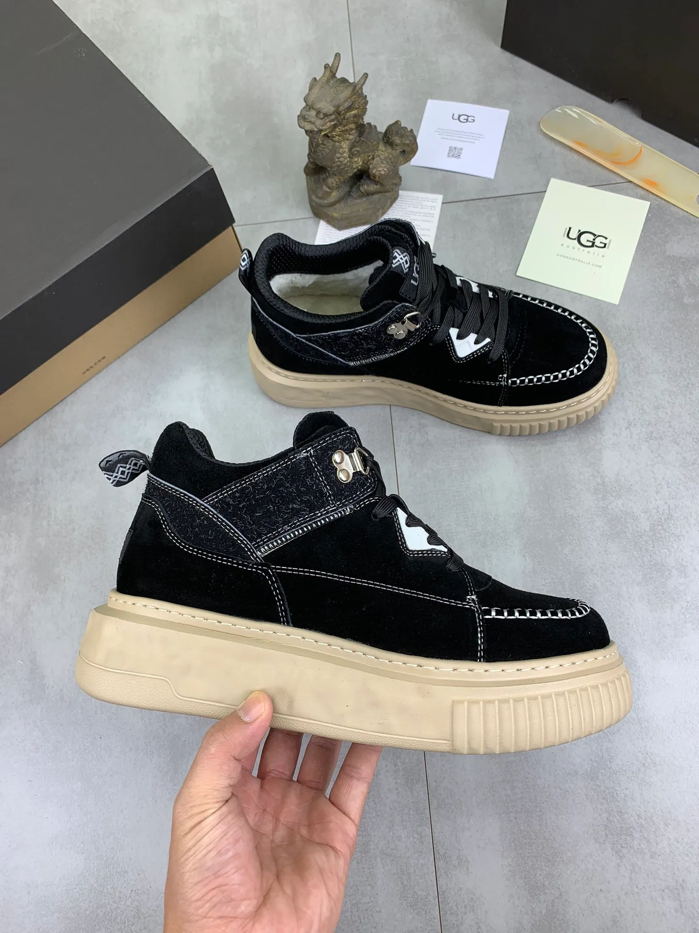 Men's shoes 💰P640 [New style] 💰 🆘 "Real wool" [UGG] 👉The popular men's shoes are synchronized with the official website 🔰The quality of the genuine products [satisfied] is not comparable to the imitations in the general market 🌀The upper is imported Italian frosted cowhide, and the lining is: foot pad 🅰️ grade 🐑Real wool👻Only Grade A can show the effect The hand feels smooth and delicate 🔱The shoe shape is grand, only genuine manufacturers can do it 🎄The perfect toughness of the original outsole 👻⬛️ allows customers to say goodbye to one-time consumption. Real wool lining, super warm. Available in black, brown and gray. Size: 39-44
